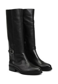 Czarny skórzany but do kolan o gładkiej fakturze, z bocznym zamkiem i metalową klamrą na pasku w okolicy kostki. Płaska podeszwa.