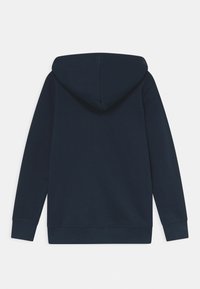 Sötétkék kapucnis pulóver, puha anyagból készült, kenguruzsebbel és bordás mandzsettákkal a kényelmes illeszkedés érdekében.