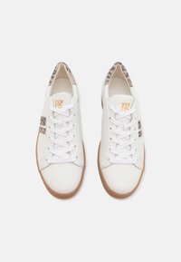 Vita lädersneakers med bruna gummisålar. Har en snörningsdesign, stoppad krage och sidokonturer i ett texturerat mönster.