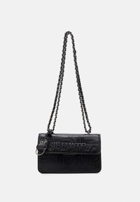 Sort faux læder handbag med prægede detaljer, udstyret med en logo-plak, en fold-over flap og en kæderekke. Den teksturerede overflade tilføjer detalje.