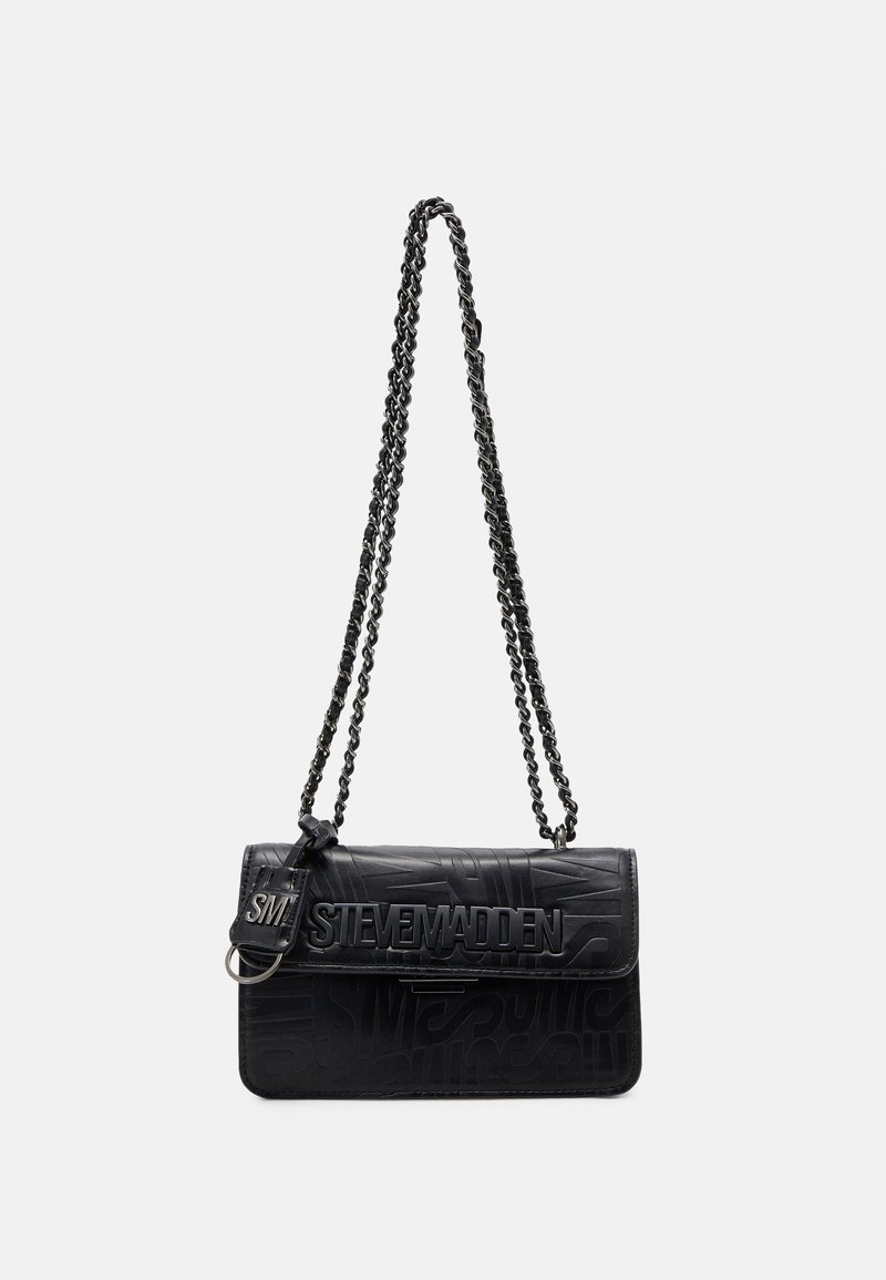 Sort faux læder handbag med prægede detaljer, udstyret med en logo-plak, en fold-over flap og en kæderekke. Den teksturerede overflade tilføjer detalje.