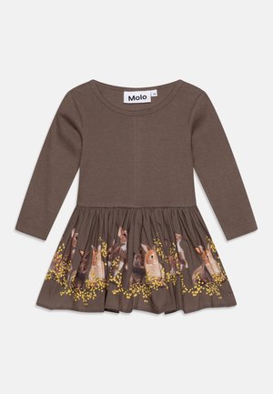 Braunes Langarmkleid mit tailliertem Oberteil und ausladendem Rock, das mit einem Hasendruck und gelben Blumenakzenten auf dem Rock versehen ist.