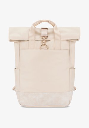 Beige roll-top rygsæk med vævede stropper, stort frontlomme, metalhardware og en glat tekstur på den nederste panel. Logoet vises foran.
