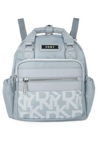 Mochila de nailon gris claro con patrón geométrico de DKNY, bolsillo frontal con cremallera y correas de hombro dobles. Cuenta con un asa superior para llevar y bolsillos laterales.