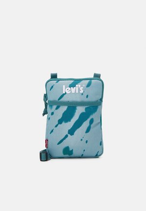 Petit sac bandoulière bleu-vert avec motif éclaboussé bleu sarcelle foncé et logo Levi's blanc sur la poche avant.