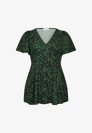 Haut vert avec imprimé léopard noir. Présente des manches courtes bouffantes et un décolleté en V. Le matériau a une texture douce et lisse. Conception à ourlet évasé.