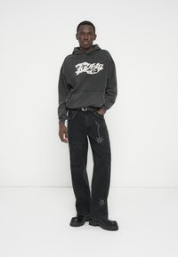 FAVELA FAVELA COLLEGE DISTRESSED PATCHED  HOODIE - Felpa con cappuccio - black washed