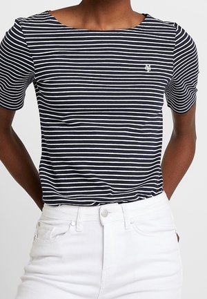 Kortarmig t-shirt met marineblauwe en witte strepen, een ronde hals en een klein logodetail op de borst, gecombineerd met een witte broek.