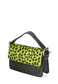 Borsa nera con una patta in stampa leopardata verde. Realizzata in pelle testurizzata. Presenta un manico superiore e un accento in hardware dorato.
