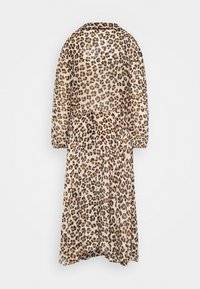 Robe imprimée léopard en tissu transparent, avec un col, des manches longues et une silhouette fluide ornée de plis à la taille.