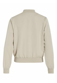 Beżowa kurtka bomber z prążkowanym kołnierzem i mankietami, elastycznym dołem oraz gładką, matową teksturą; minimalistyczny design bez widocznych zapięć.