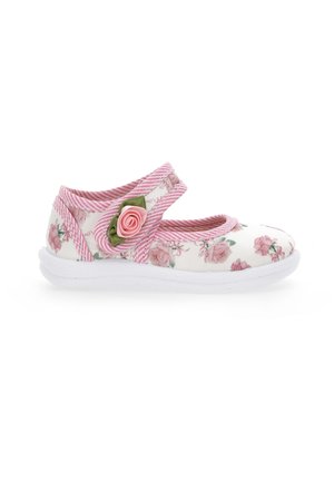 Weißer Stoffschuh mit rosa Blumenmuster, rosa-weiß gestreiftem Rand und einer Rosenverzierung nahe dem Riemen. Flexible weiße Außensohle.
