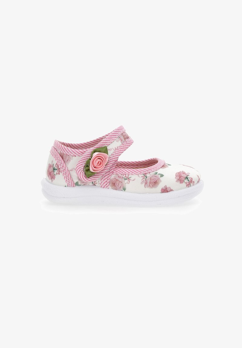 Chaussure en tissu blanc avec un motif floral rose, bordure rayée rose et blanche, et un accent en forme de rose près de la sangle. Semelle extérieure blanche et flexible.