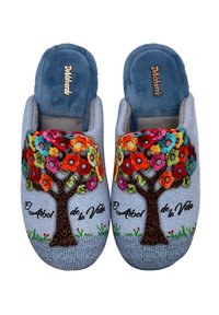 Zapatillas de tela gris con un colorido diseño bordado de un árbol y flores. Interior suave con el texto "El Árbol de la Vida" en ambos lados.