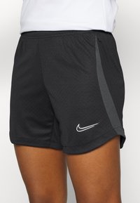 Nike Performance Pantalón corto de deporte - black