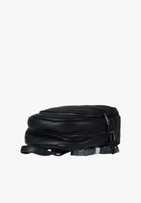 Zaino in pelle nera con design testurizzato, dotato di più scomparti con cerniera, base piatta e finitura liscia.