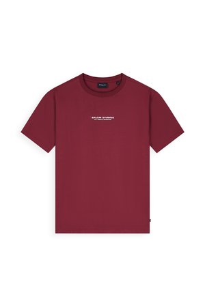 Bordeauxkleurig T-shirt met korte mouwen en ronde hals met kleine witte "Ballin Studios All Rights Reserved" tekst gecentreerd op de borst.