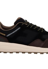 Schwarze und braune Sneakers mit einem strukturierten Mesh- und Wildleder-Obermaterial. Sie verfügen über goldene und schwarze Schnürsenkel sowie eine cremefarbene Sohle mit einem Profilmuster.