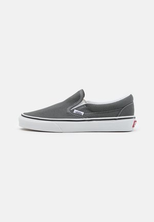 Grå slip-on Vans-sko med hvid gummisål, sort stribe nær sålen og Vans-logo på siden og hælen.
