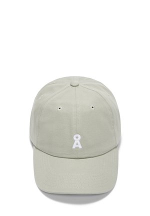 Casquette de baseball gris clair avec un petit logo blanc brodé montrant un cercle au-dessus d'une ligne inclinée sur le panneau central avant.