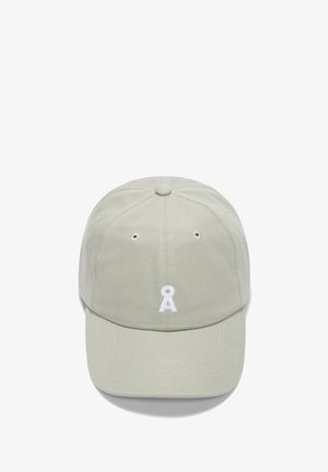 Casquette de baseball gris clair avec un petit logo blanc brodé montrant un cercle au-dessus d'une ligne inclinée sur le panneau central avant.