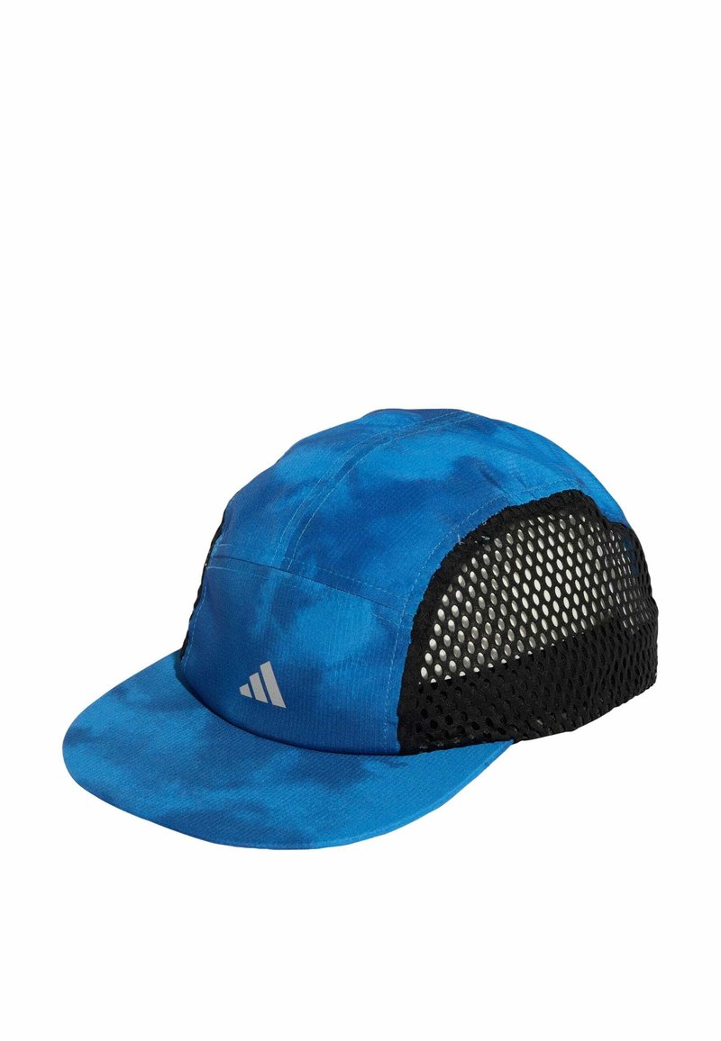 Gorra azul con efecto tie-dye y parte trasera de malla negra. Presenta una visera curva y tela texturizada. Incluye un pequeño logo plateado en la parte frontal.