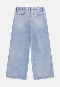 Ljust blå vida jeans i denim, med hög midja, bakfickor och en ren nederkant. Tyget har en något urtvättad textur.