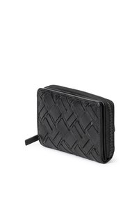 Mustavihreä nahkalompakko, jossa on kudottu rakenne ja vetoketjusuljenta, slimmissä muotoilussa ja pieni vetonauha sivussa.