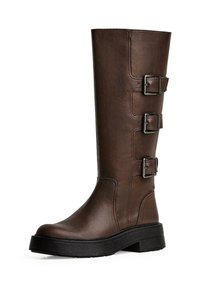 Boots de piele maro, până la genunchi, cu trei catarame metalice pe lateral, vârf rotunjit și talpă neagră masivă. Textură netedă cu detalii cusute.