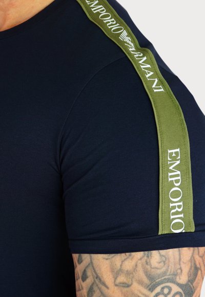 Emporio Armani KURZARM - T-shirt con stampa - blau