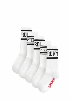 Baltās kokvilnas potīšu zeķes ar melnu un sarkanu „SUPERDRY” logotipu un svītru dizainu. Izstādītas piecas pāri. Gluda tekstūra, ribotas aproces.