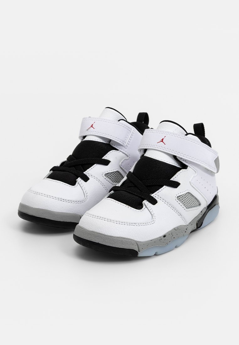 Witte leren sneakers met zwarte accenten, voorzien van een klittenbandsluiting, veters, een textuur grijze tussenzool en een doorzichtige loopzool.