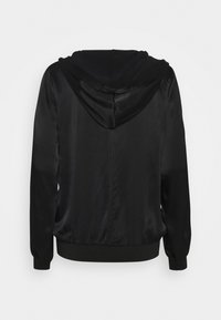 Czarna satynowa bluza z kapturem o gładkiej fakturze, z kapturem ze sznurkiem i elastycznymi mankietami. Prosty design bez widocznych wzorów czy akcentów.