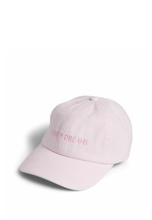 Cappellino da baseball rosa chiaro con testo ricamato "DUSTY DREAMS" sul pannello frontale, mostrato su sfondo bianco.