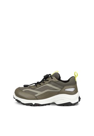 Olivengrøn vandtæt sneaker med sort sål, hvid mellemsål, mesh stof, gule trækflapper og sort lynlås på hvid baggrund.
