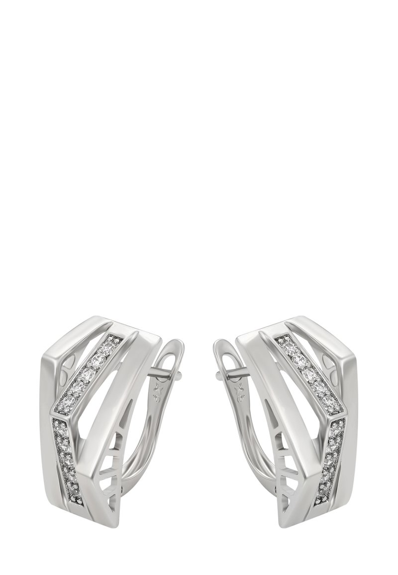 Sudraba riņķveida auskari ar ģeometriskām izgriezumiem un diognālas rindas maziem caurspīdīgiem akmentiņiem katrā.