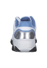 Weißer Sneaker mit blauen Akzenten und metallischen silbernen Details. Dicke schwarze Sohle, gepolsterter Kragen und strukturierter Rücken mit Logo.