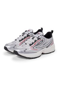 Weiße und silberne Sportschuhe mit schwarzen Akzenten, die ein Obermaterial aus Mesh, ein strukturiertes Design und eine Gummisohle mit Traktionsmuster aufweisen.