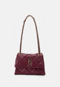 Borsa a tracolla in pelle trapuntata bordeaux con catena dorata e logo decorativo dorato sulla patta frontale.