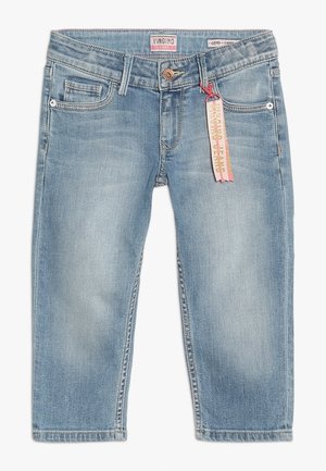 Jasnoniebieskie dżinsy z przednimi kieszeniami, zapięciem na guzik, szlufkami na pasek oraz zawieszką w kolorze różowym i beżowym z logo marki.