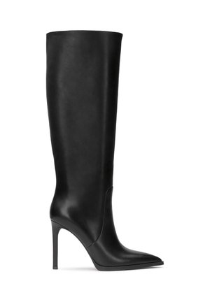Stivale in pelle nera fino al ginocchio con punta affilata e tacco a stiletto. Texture liscia con gambale aderente e senza hardware o dettagli visibili.
