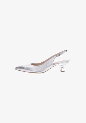 Zapato slingback plateado con punta puntiaguda, tacón bajo inclinado y correa ajustable con hebilla.