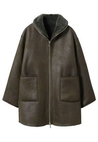 Bruine neplederen jas met een hoge kraag, een rits aan de voorkant, twee grote zakken en een zachte groene fleece voering aan de binnenkant.