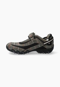 Chaussure à enfiler en tissu à carreaux avec semelle en caoutchouc noir, strap ajustable et motif texturé. Présente un profil bas et un bout rond.