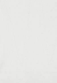 Tissu blanc côtelé présentant des lignes verticales texturées et un design subtil en forme de V. La surface semble lisse avec une texture douce et légère.