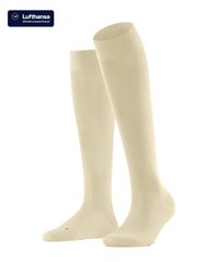 Kniehohe Kompressionssocken in einem hellbeigen Farbton. Hergestellt aus einem glatten Material mit einem gerippten oberen Rand. Lizenziert von Lufthansa.