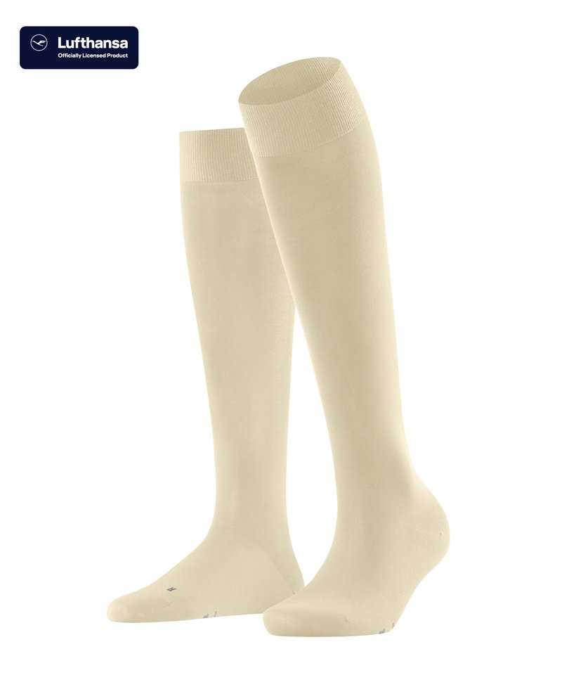 Kniehohe Kompressionssocken in einem hellbeigen Farbton. Hergestellt aus einem glatten Material mit einem gerippten oberen Rand. Lizenziert von Lufthansa.