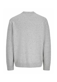 Pull tricoté gris clair à manches longues avec poignets, encolure et ourlet côtelés, montré de dos avec un motif moucheté.