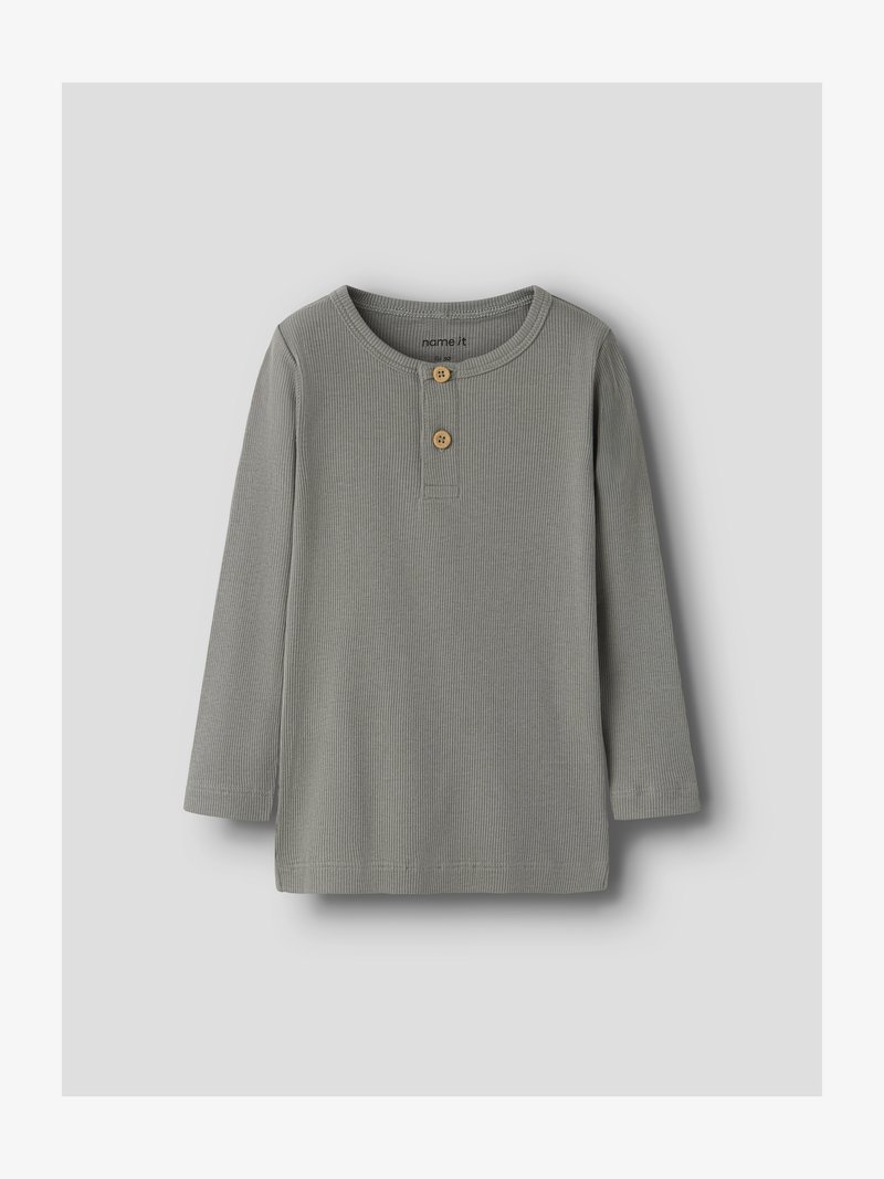Γκρι παιδικό μπλουζάκι με μακριά μανίκια και ριμπ ύφασμα, με στρογγυλή λαιμόκοψη και δύο καφέ κουμπιά στην εμπρόσθια λωρίδα, τοποθετημένο επίπεδα σε γκρι επιφάνεια.