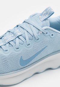 Nike Performance MOTIVA - Road running shoes - light armory blue/photon dust